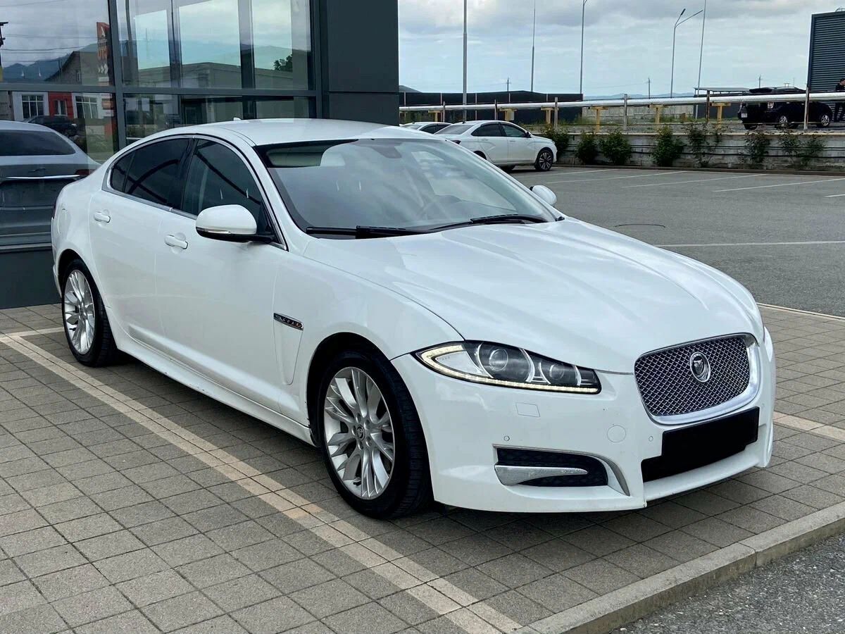 Jaguar_XF