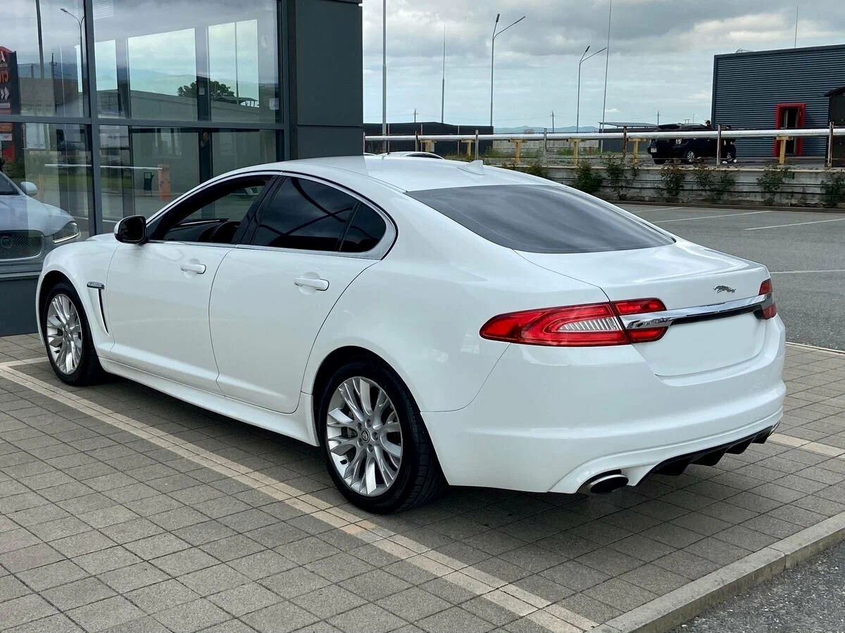 Jaguar_XF